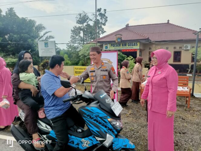 
 Dikira Ada Razia, Ternyata Polisi Bagi-bagi Takjil