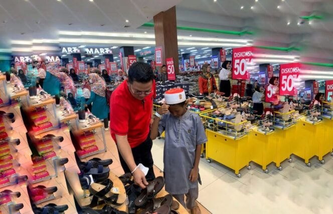 
 Ajak Anak Yatim Berbelanja Kebutuhan Lebaran, Bupati Riza Harapkan Keberkahan