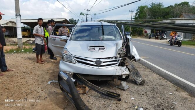 
 Diduga Mengantuk, Mobil Avanza Tabrak Tiang Listrik hingga Ambruk