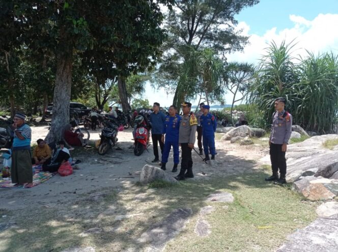 
 Kapolres Bangka Selatan Imbau Pengunjung Utamakan Keselamatan saat Mandi di Pantai