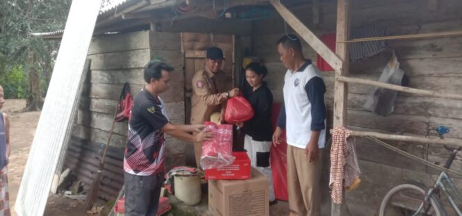 
 Dinas Sosial Bangka Selatan Salurkan Bantuan Korban Angin Puting Beliung di Desa Permis