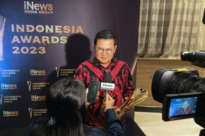 
 Komitmen Benahi Wajah Kota, Bupati Riza Herdavid Terima Penghargaan Indonesia Award 2023