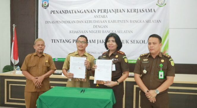 
 Tingkatkan Pengetahuan Hukum Kepada Pelajar, Kejari dan Dindik Bangka Selatan Teken MoU