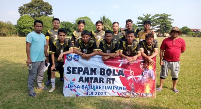 
 Turnamen Sepakbola Antar RT di Desa Batubetumpang Penuh Gengsi