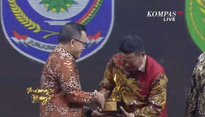 
 Peduli Pelayanan Publik, Bupati Riza Herdavid Dianugerahi Penghargaan