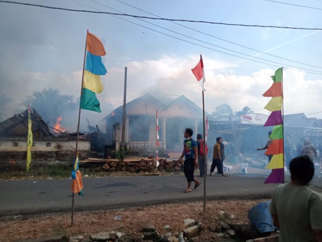 
 Diduga Korsleting Listrik, 4 Rumah di Desa Paku  Dilahap Sijago Merah