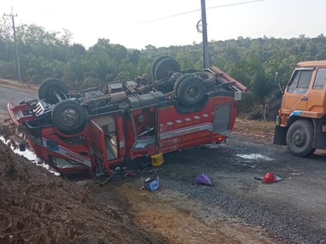 
 Mobil Damkar Basel Terguling Saat Menuju Lokasi Kebakaran, Beruntung Tak Ada Korban Jiwa