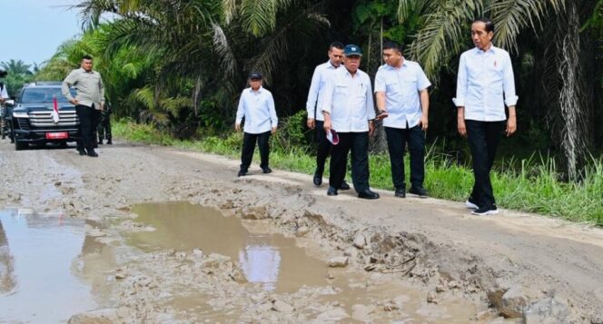 
 Tinjau Jalan Rusak di Labuhanbatu Utara, Presiden Jokowi: Segera Diperbaiki