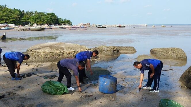 
 Polsek Toboali Bersama Pokdarwis dan Saka Bhayangkara Gelar Bersih Pantai