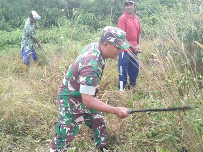 
 Jaga Kebersihan Lingkungan, Babinsa Payung Ikut Gotong Royong Bersama Warga Desa Fajar Indah