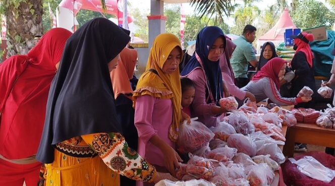 
 Bantu Masyarakat, DKUKMINDAG Bangka Selatan Gelar Operasi Pasar Murah di Desa Sidoharjo