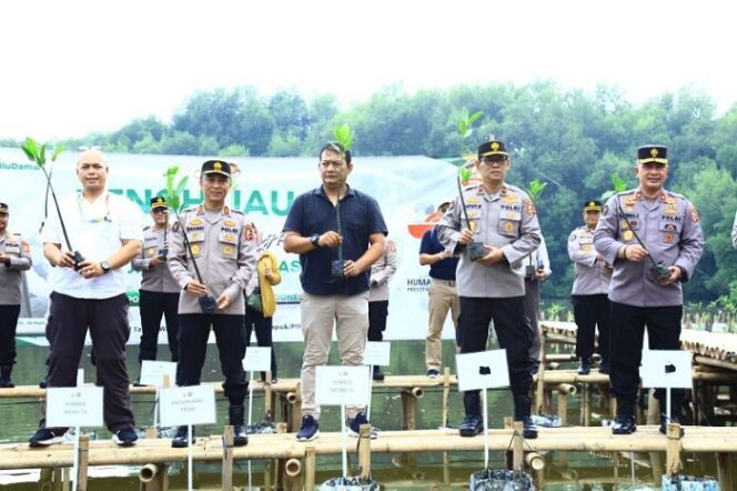 
 Atasi Dampak Perubahan Iklim, Polri dan Polda se-Indonesia Tanam 250 ribu Bibit Mangrove