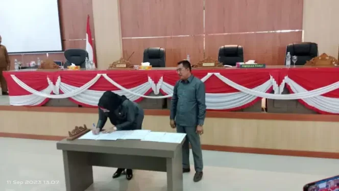 
 Pemkab dan DPRD Tandatangani KUA PPAS Perubahan Anggaran 2023, Wabup Debby: Tidak Ada Perubahan Tema Pembangunan