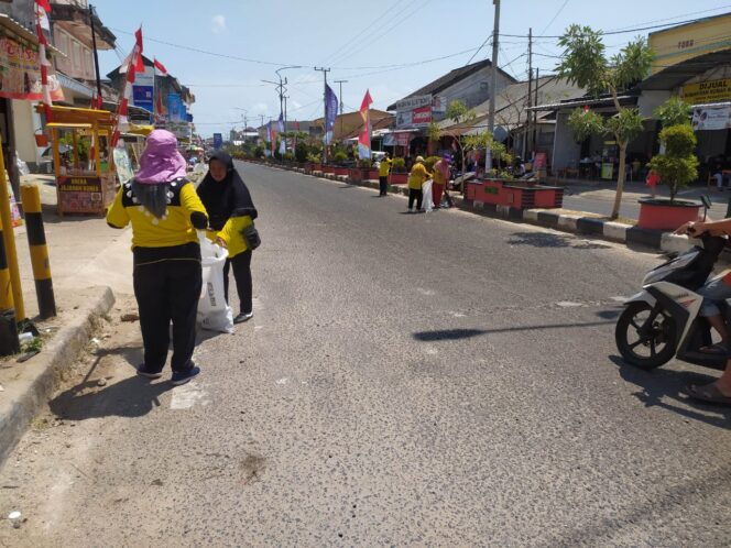 
 Petugas Kebersihan DLH Bangka Selatan Gerak Cepat Bersihkan Sampah Sisa Kegiatan PBB