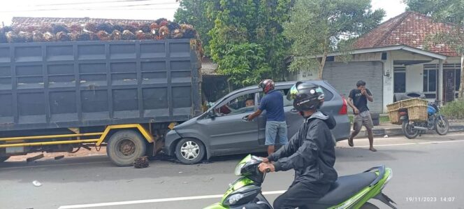 
 Peristiwa kecelakaan yang melibatkan dua kendaraan di ruas Jalan Raya Kimjung, Desa Puput, Kecamatan Parittiga, Kabupaten Bangka Barat, Minggu 19 November 2023.