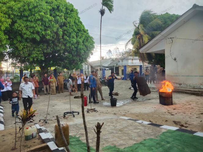 
 Damkar Bangka Selatan Edukasi Pegawai Puskesmas Airgegas Cara Penyelamatan dan Memadamkan Api