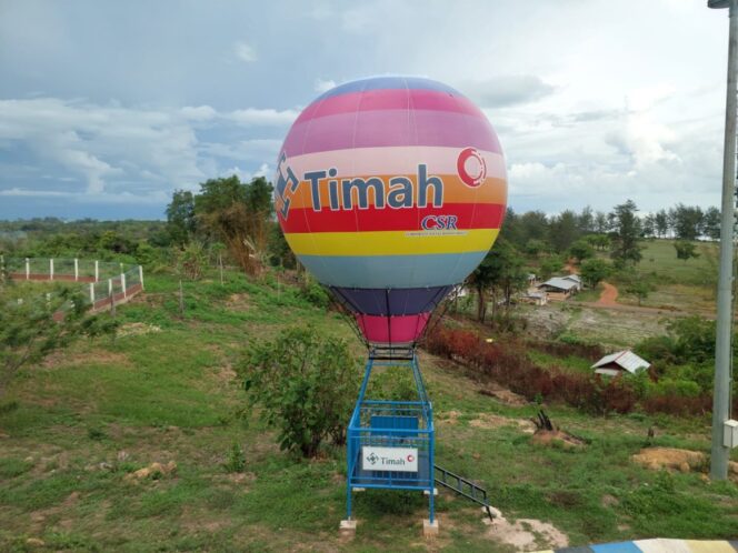 
 Replika Balon Udara yang dibangun PT Timah Tbk di obyek wisata Bukit Samak Belitung Timur sebagai salah satu bentuk dukungan perusahaan dalam mendukung kemajuan pariwisata di daerah tersebut. (Foto: istimewa)