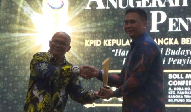 
 Dandim 0432 Bangka Selatan, Letkol Infantri Gani Rahman menerima penghargaan anugerah penyiaran KPID Award 2023 kategori mitra strategis KPID Bangka Belitung, Rabu malam 6 November 2023 di Soll Marina Hotel Bangka Tengah. (Foto: Rusdi/babeltimes)