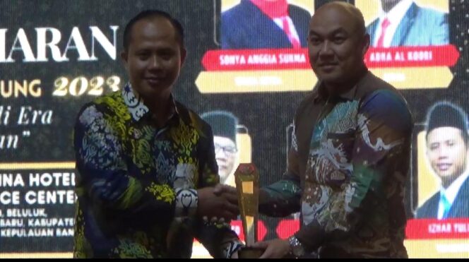 
 Plh Sekda Bangka Selatan, Hepi Nuranda mewakili Bupati Riza Herdavid menerima penghargaan anugerah penyiaran KPID Award 2023 di Soll Marina Hotel Bangka Tengah, Rabu malam 6 November 2023. (Foto: Rusdi/babeltimes)