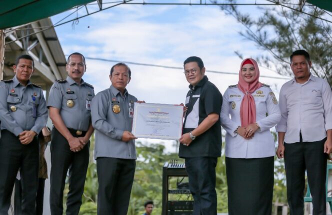 
 Kepala Kantor Wilayah Hukum dan HAM Provinsi Kepulauan Bangka Belitung, Harun Sulianto kepada Bupati Bangka Selatan, Riza Herdavid pada acara HUT Desa Tepus ke-20, Rabu, 28 Desember 2023. (Foto: istimewa)
