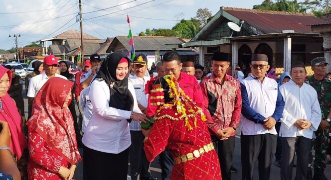 
 Kedatangan Bupati Bangka Selatan, Riza Herdavid dan Wakil Bupati Debby Vita Dewi berserta jajaran disambut masyarakat Desa Bedengung saat program Aik Bakung, Rabu 13 Desember 2023. (Foto: Rusdi/babeltimes)