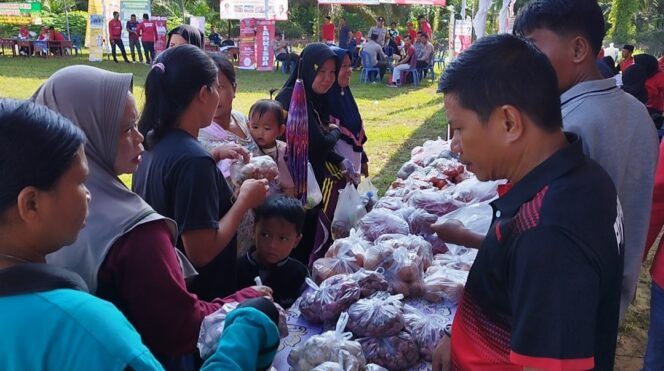 
 Masyarakat Desa Bedengung Kecamatan Payung menyerbu pasar murah yang digelar oleh DKUKMINDAG Kabupaten Bangka Selatan pada program Ajak Bupati Kite Sambang Kampung (Aik Bakung), Kamis 14 Desember 2023. (Foto: Rusdi/babeltimes)