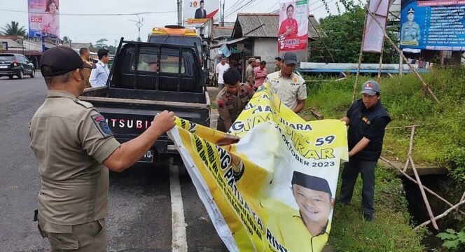 
 Badan Pengawas Pemilu (Bawaslu) Kabupaten Bangka Selatan melakukan penertiban alat peraga kampanye (APK) di Jalan Protokol Jendral Sudirman Toboali, Selasa 19 Desember 2023. (Foto: Rusdi/babeltimes)