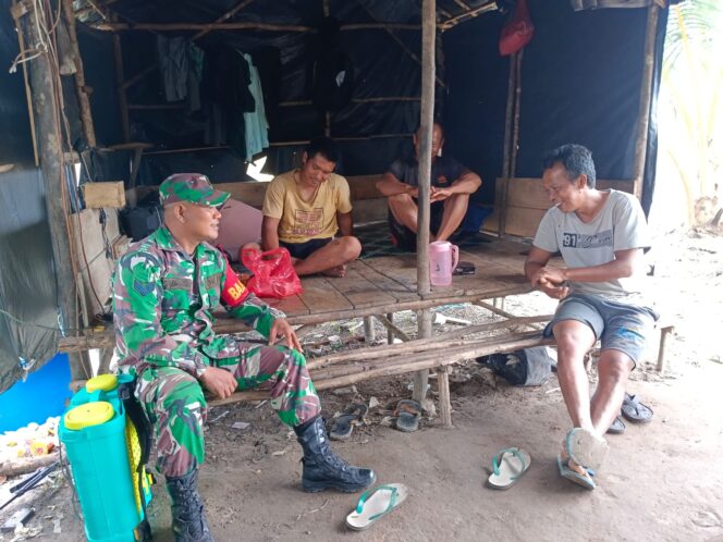 
 Babinsa Koramil 0432-02 Payung Kodim Bangka Selatan, Serka Siswandi melaksanakan kegiatan komunikasi sosial (Komsos) bersama Gapoktan Desa Payung, Senin 1 Januari 2024. (Foto: istimewa)