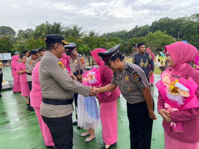 
 Kapolres Bangka Selatan, AKBP Toni Sarjaka memberikan ucapan selamat kepada personel yang menerima kenaikan pangkat, Minggu 31 Desember 2023. (Foto: istimewa)