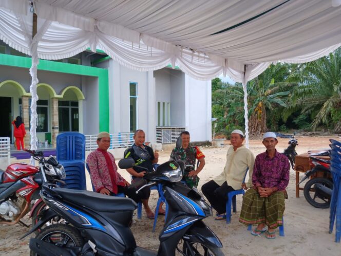 
 Babinsa Koramil 432-02 Payung Kodim Bangka Selatan, Serka Abdurohim melakukan silaturahmi dengan tokoh agama di desa Bedengung Kecamatan Payung, Jumat 5 Januari 2024. (Foto: istimewa)