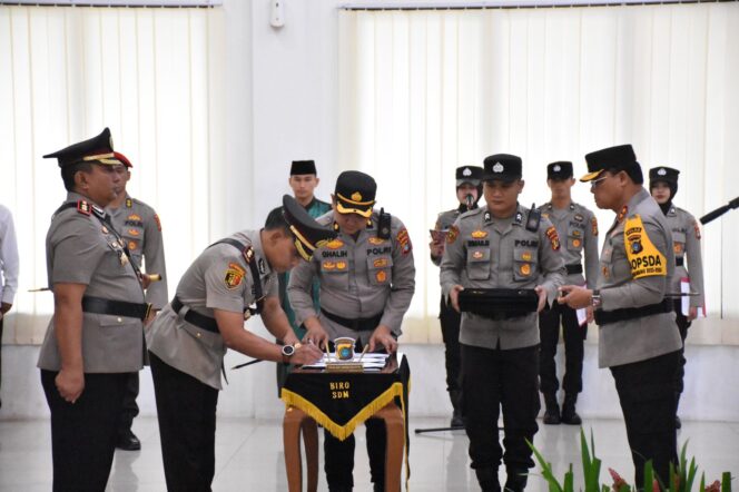 
 Serah terima jabatan Kapolres Bangka Selatan dari AKBP Toni Sarjaka kepada AKBP Trihanto Nugroho, Jumat 5 Januari 2024. (Foto: istimewa)