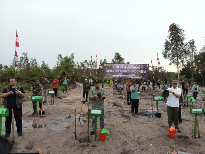 
 Kegiatan penanam pohon serentak seluruh Indonesia di lahan bekas tambang di Desa Payung, Minggu 14 Januari 2024. (Foto: istimewa)