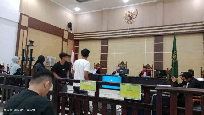 
 Ahmad Husaini dan Tanjaya memberikan Kesaksian pada sidang Kasus Ubi Kasesa BPRS Babel.