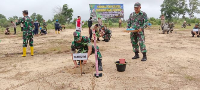 
 Kodim 0432/Bangka Selatan melaksanakan penanaman pohon serentak di Bumi Perkemahan Komplek Perkantoran Terpadu Pemerintah Kabupaten Bangka Selatan Jalan Gunung Namak Parit 3 Desa Gadung Kecamatan Toboali, Kamis 18 Januari 2024. (Foto: istimewa)