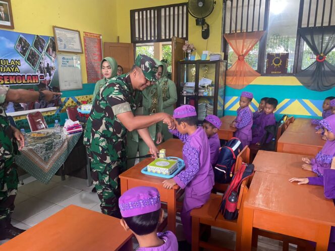 
 Kodim 0432/Bangka Selatan kembali melanjutkan program Dapur Masuk Sekolah di SD Negeri 18 Toboali Desa Jeriji, Jumat 19 Januari 2024. (Foto: istimewa)