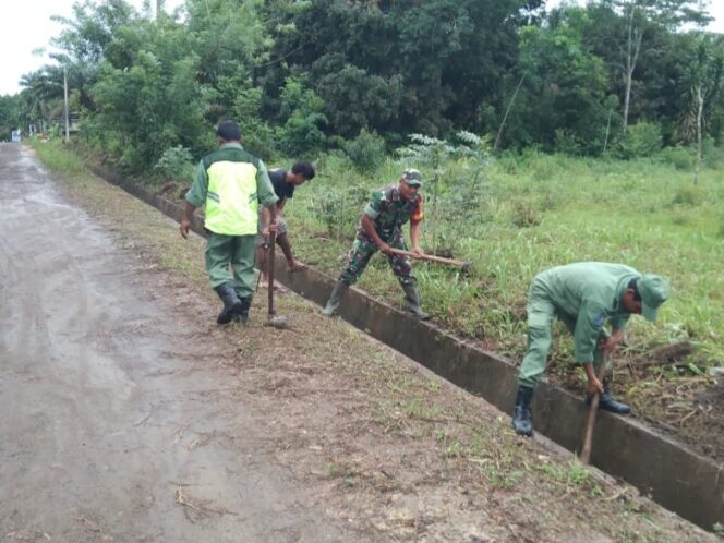 
 Babinsa Koramil 432-02 Payung, Serka Irvan bersama masyarakat desa Fajar Indah melakukan gotong royong membersihkan selokan guna menjaga kebersihan lingkungan, Jumat 19 Januari 2024. (Foto: istimewa)