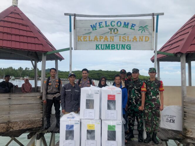 
 TNI Polri melakukan pengawalan pendistribusian logistik Pemilu tahun 2024 hingga ke Pulau Terluar di Bangka Selatan. (Foto: Istimewa)