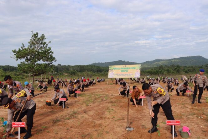 
 Polres Bangka Selatan melakukan reboisasi lahan bekas tambang di Dusun Parit 7 Desa Keposang Kecamatan Toboali, Rabu 21 Februari 2024. (Foto: istimewa)