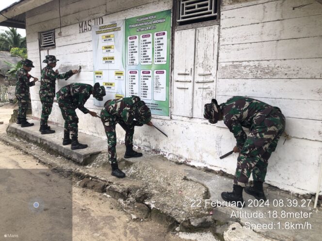 
 Personel Kodim 0432/Bangka Selatan melakukan rehab masjid dalam program TMMD ke 119 di Desa Tepus Kecamatan Airgegas. (Foto: istimewa)