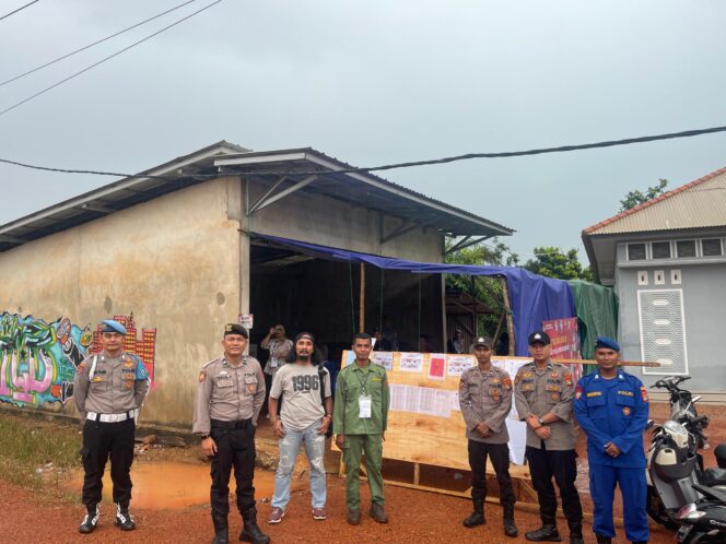 
 Personel Polres Bangka Selatan melakukan pengamanan pemungutan suara lanjutan (PSL) di TPS 08 Desa Pasir Putih Kecamatan Tukak Sadai, Sabtu 24 Februari 2024. (Foto: istimewa)