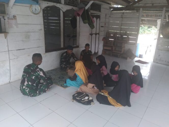 
 Anggota Satgas TMMD ke 119 membekali anak-anak di Dusun Ketiak Desa Tepus Kecamatan Airgegas dengan Ilmu Agama guna mewujudkan generasi berakhlak mulia, Sabtu 24 Februari 2024. (Foto: istimewa)