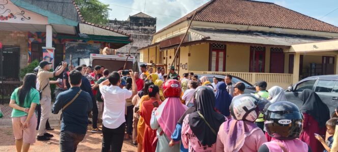 
 Masyarakat Toboali menyerbu operasi pasar murah yang digelar oleh DKUKMINDAG Bangka Selatan di Himpang Lime Habang Toboali, Rabu 28 Februari 2024. (Foto: istimewa)