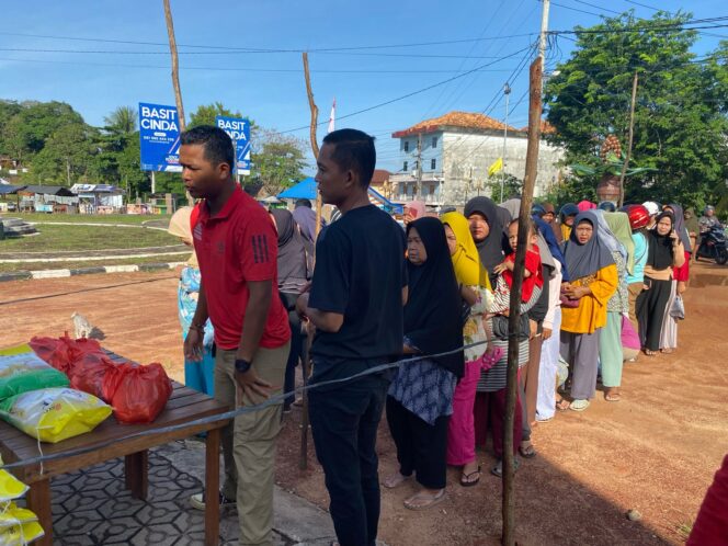 
 Untuk mendapatkan paket sembako murah, emak-emak di Toboali Bangka Selatan rela mengantri di kegiatan operasi pasar murah DKUKMINDAG Bangka Selatan, Rabu 28 Februari 2024. (Foto: istimewa)