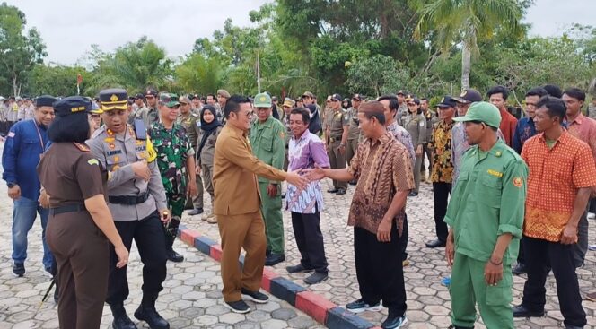 
 Bupati Bangka Selatan, Riza Herdavid didampingi Forkopimda melakukan pengecekan petugas pengamanan TPS Pemilu 2024, Senin 5 Februari 2024. (Foto: Rusdi/babeltimes.co)