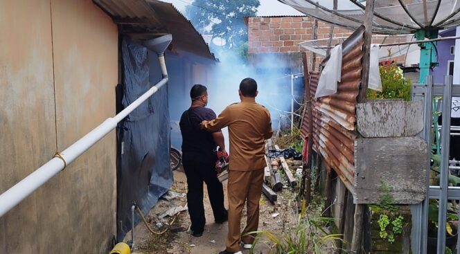 
 Bupati Bangka Selatan, Riza Herdavid bersama petugas Dinas Kesehatan Pengendalian Penduduk dan Keluarga Berencana melakukan pengasapan atau Fogging di Kampung Nelayan untuk mencegah nyamuk DBD, Senin 5 Februari 2024. (Foto: Rusdi/babeltimes.co)