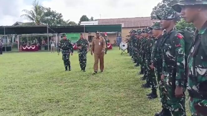 
 Pj Gubernur Kepulauan Bangka Belitung, Safrizal Zakaria Ali bersama Danrem 045 Garuda Jaya, Brigjen TNI Agustinus Dedy Prasetyo melakukan pengecekan personel yang akan bertugas melaksanakan TMMD ke 119 di Desa Tepus Kecamatan Airgegas, Bangka Selatan. (Foto: Rusdi/babeltimes)