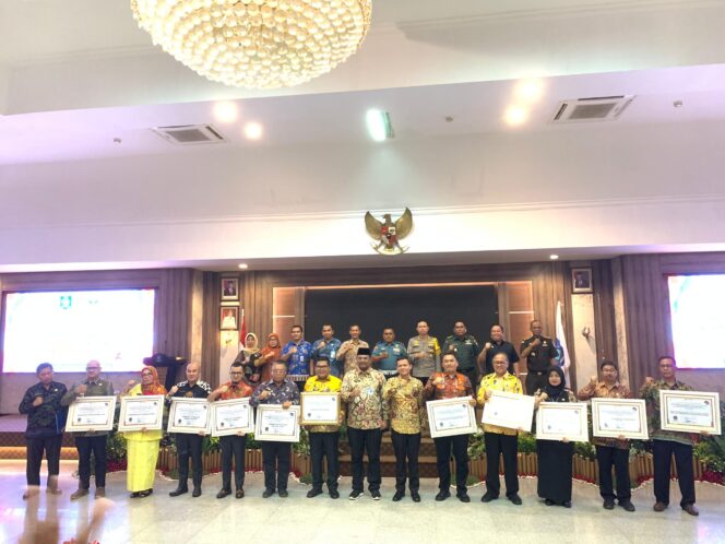 
 Pemkab Bangka Selatan menerima penghargaan predikat kepatuhan tertinggi pelayanan publik tahun 2023 dari Ombudsman Republik Indonesia. (Foto: Istimewa)