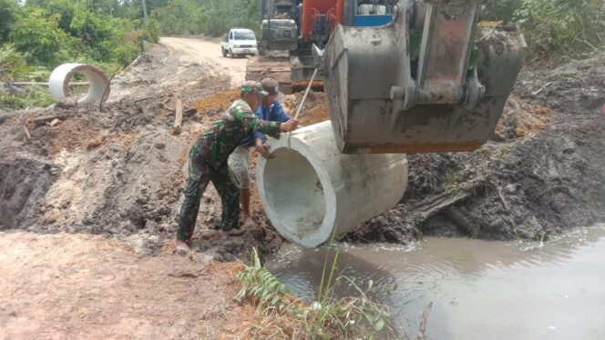 
 Satgas TMMD ke 119 Kodim 0432/Bangka Selatan bersama masyarakat melakukan pemasangan gorong-gorong di lokasi perehaban jalan penghubung antara Dusun Jelemu, Dusun Ketiak, Dusun Gombak menuju pemerintahan desa Tepus Kecamatan Airgegas, Jumat 1 Maret 2024. (Foto: istimewa)