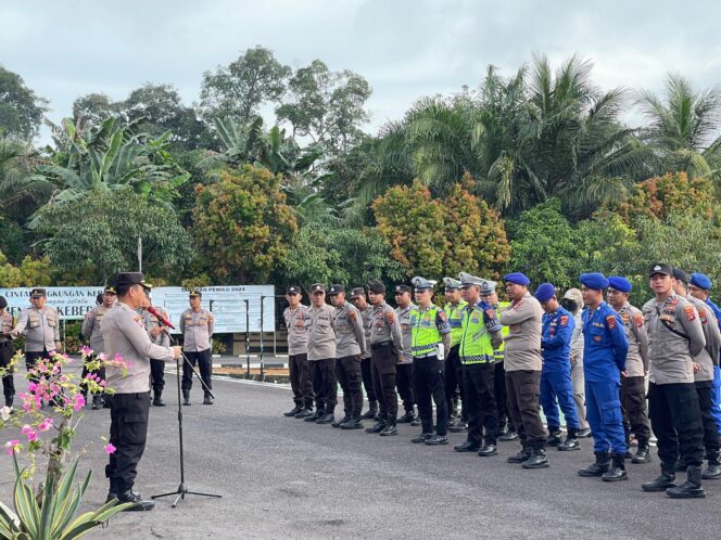 
 Polres Bangka Selatan mengerahkan sebanyak 64 personel untuk melakukan pengamanan rapat pleno terbuka rekapitulasi penghitungan perolehan suara Pemilu 2024 tingkat kabupaten Bangka Selatan.(foto: istimewa)