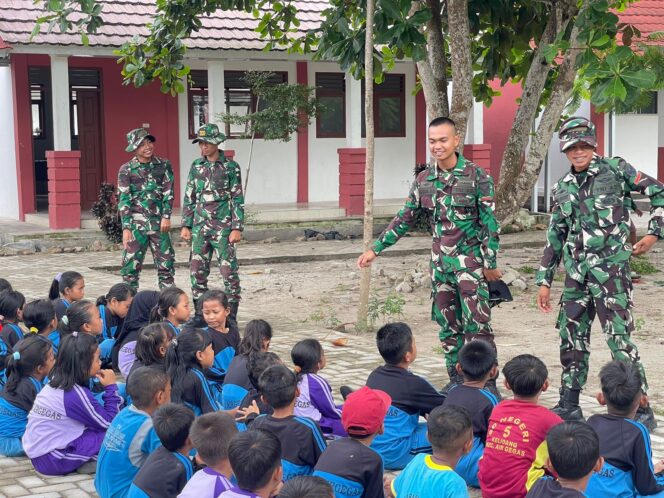 
 Anggota Satgas TMMD ke 119 Kodim 0432 Bangka Selatan memberikan wawasan kebangsaan dan bela negara kepada anak-anak SD di Dusun Ketiak Desa Tepus Kecamatan Airgegas, Minggu 3 Maret 2024. (Foto: istimewa)